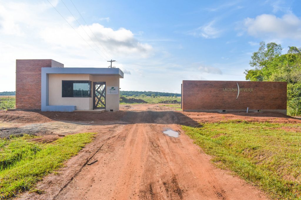 The construction project in San Salvador, Paraguay started in April 2022. Different house types are available on 26 plots of land, each with a size of approx. 2,000m², in an idyllic location by the lake and in the immediate vicinity of eucalyptus plantations and natural forest areas.
The German-Paraguayan team of architects offers three different house types with a living area from 97m² to 280m².