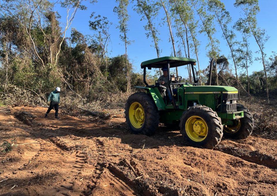 viva-paraguay-flaechenreinigung-forstfraese-john-deere